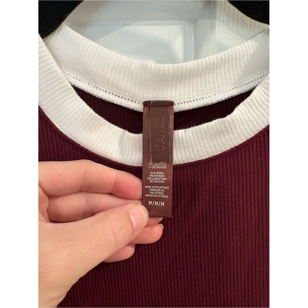 SKIMS Soft Lounge Wine Ribbed Long-Sleeve Ringer Cropped Crew White Neck Trim - Picture 4 of 5